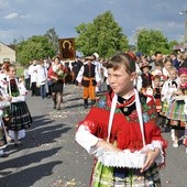 Cudowny wizerunek do kościoła wprowadzono w barwnej procesji