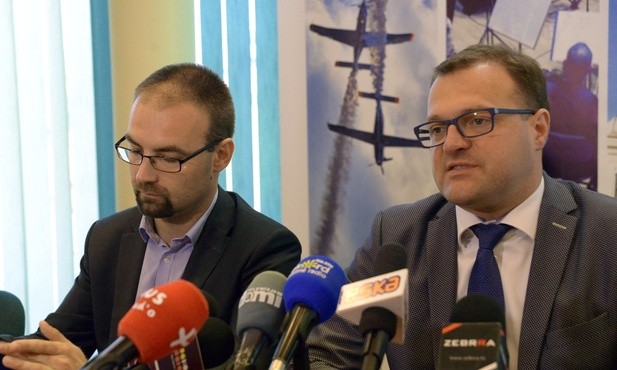 Prezydent Radosław Witkowski (z prawej) i Mateusz Tyczyński, dyrektor Kancelarii Prezydenta, zapowiadają wizytę w Warszawie w sprawie Air Show