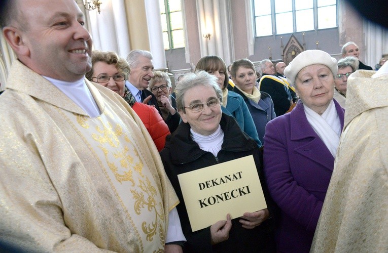 Przedstawiciele dekanatu koneckiego odbierają różaniec i świecę na Jerycho Różańcowe