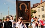 Obraz w procesji do kościoła niesie delegacja młodzieży