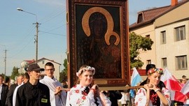 Obraz w procesji do kościoła niesie delegacja młodzieży