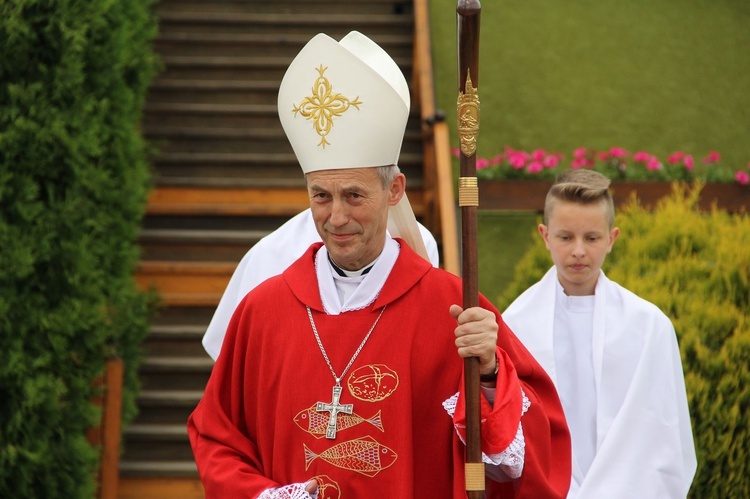 Bierzmowani przy ołtarzu papieskim