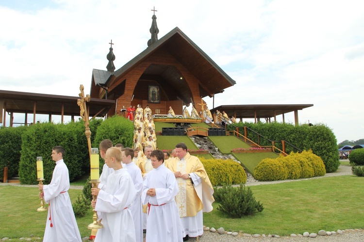 Bierzmowani przy ołtarzu papieskim