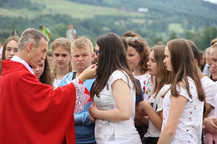 Bierzmowani przy ołtarzu papieskim