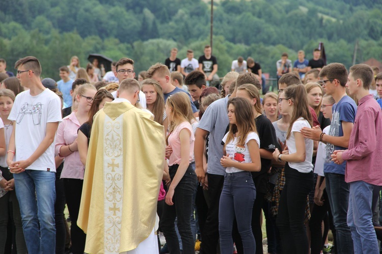 Bierzmowani przy ołtarzu papieskim