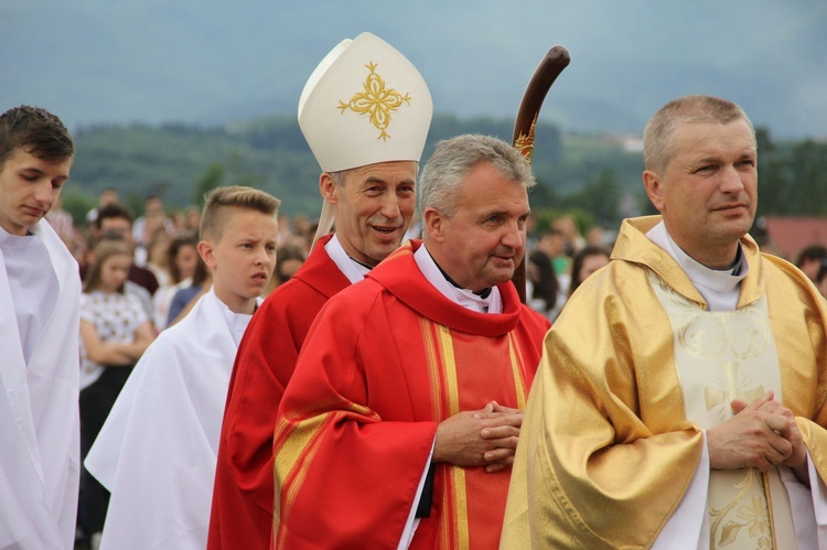 Bierzmowani przy ołtarzu papieskim