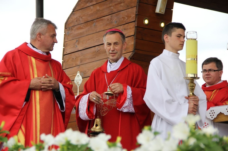 Bierzmowani przy ołtarzu papieskim