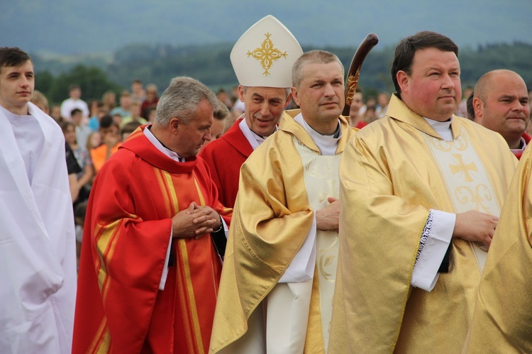 Bierzmowani przy ołtarzu papieskim