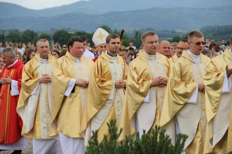 Bierzmowani przy ołtarzu papieskim