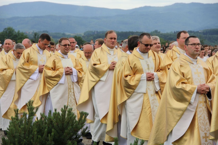 Bierzmowani przy ołtarzu papieskim
