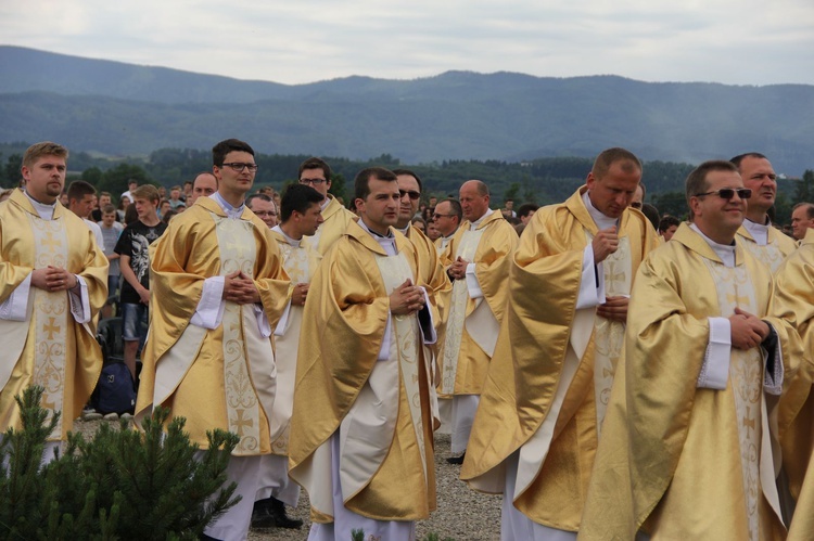 Bierzmowani przy ołtarzu papieskim