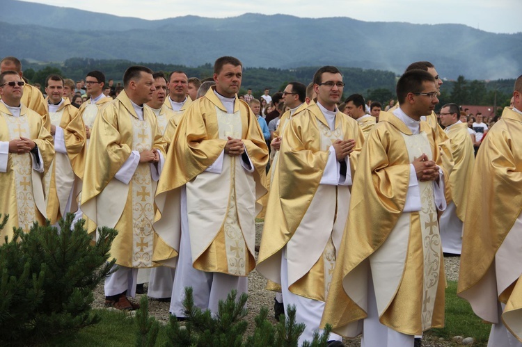 Bierzmowani przy ołtarzu papieskim