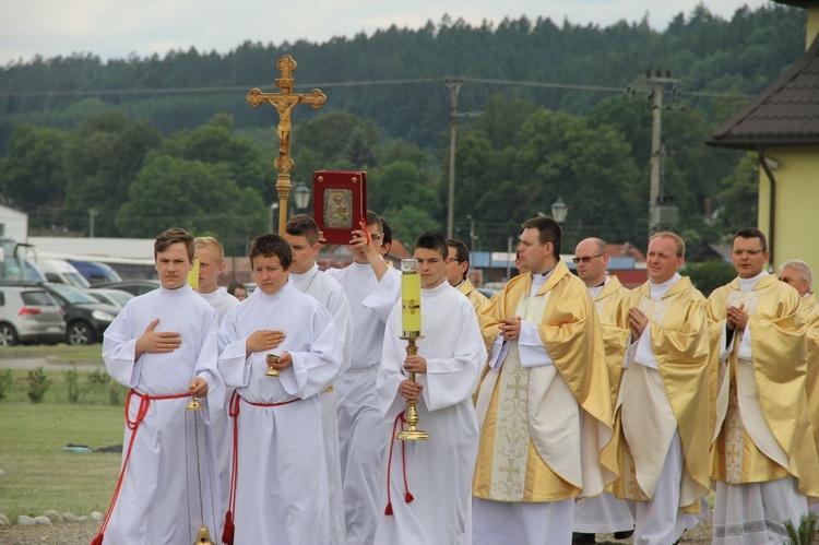 Bierzmowani przy ołtarzu papieskim