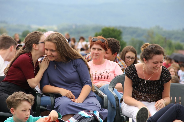 Bierzmowani przy ołtarzu papieskim