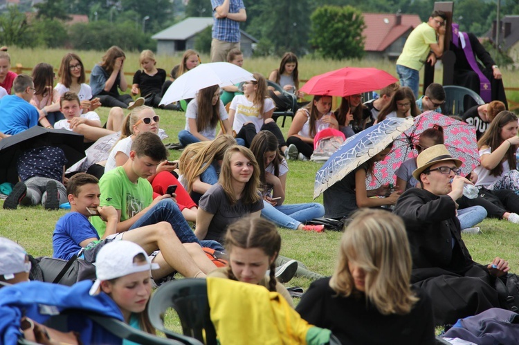 Bierzmowani przy ołtarzu papieskim