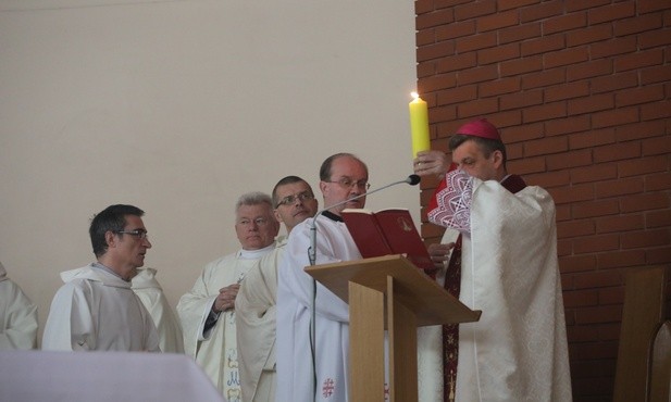 Płonąca świeca będzie znakiem obecności w tym miejscu Jezusa Chrystusa - Światłości Świata...