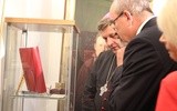 Goście wernisażu jubileuszowej wystawy obejrzeli z zainteresowaniem zaprezentowane pamiątki i dokumenty