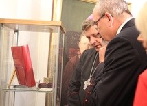 Goście wernisażu jubileuszowej wystawy obejrzeli z zainteresowaniem zaprezentowane pamiątki i dokumenty