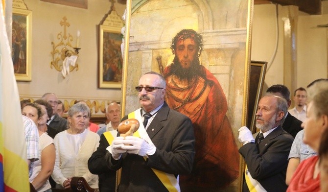 Uroczyste wprowadzenie relikwii i obrazów do kościoła w Gilowicach.