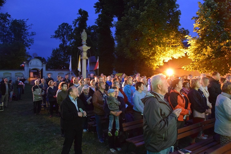 Nocna pielgrzymka z Miedniewic do Niepokalanowa