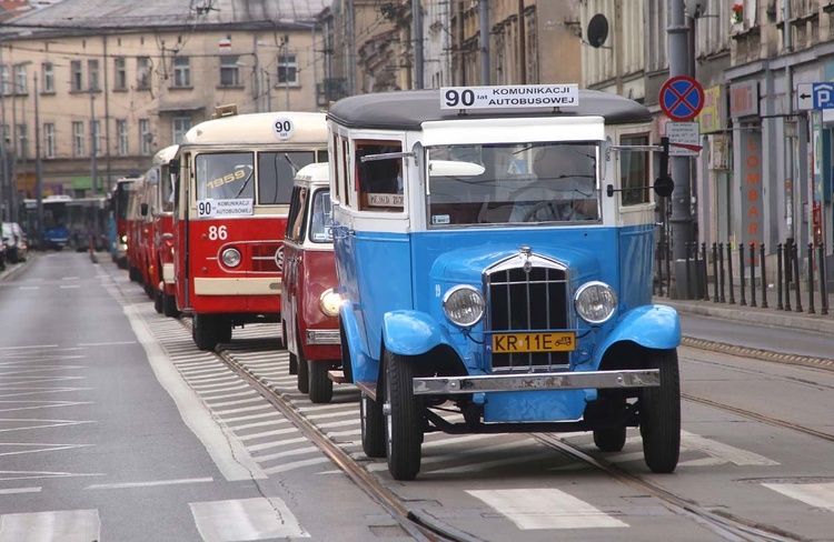 Przejazd starych autobusów