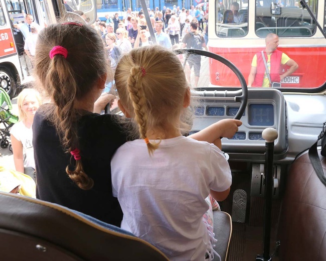 Przejazd starych autobusów