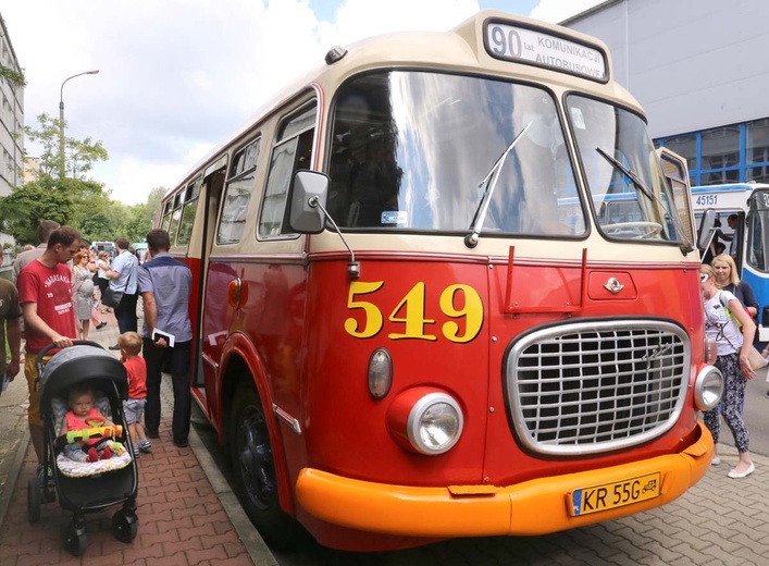 Przejazd starych autobusów