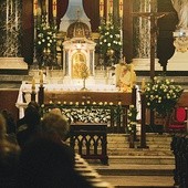 Od wschodu słońca aż do jego zachodu można odwiedzić Jezusa Eucharystycznego.