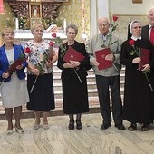 Główni bohaterowie książki o historii kościoła na Złotych Łanach z zaproszonymi gośćmi.