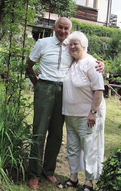 Anna i Benedykt Samolowie w swoim ogrodzie w Świętoszówce.