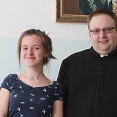 Ks. Krzysztof Wilk i zwyciężczyni konkursu Julia Dykla.