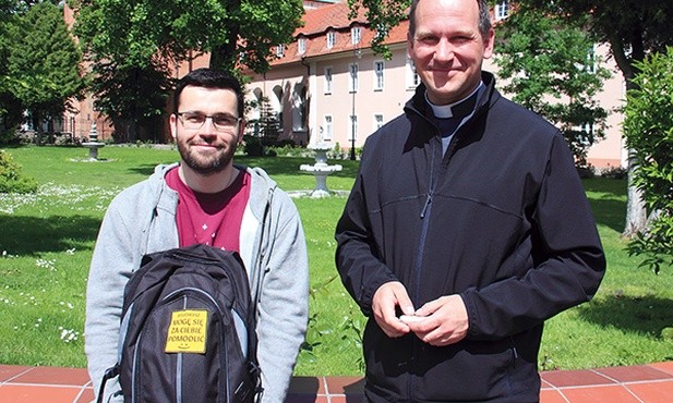 Damian Janczara i ks. Adam Kołkiewicz zachęcają do włączania się w modlitewną akcję  – Wolni Strzelcy.