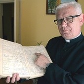 Ks. Marek Janas pokazuje wpis bp. Karola Wojtyły w parafialnej księdze chrztów. 