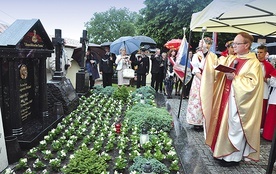 ▲	Nowy pomnik  ks. A. Weltzla poświęcił  ks. Piotr Tarliński.