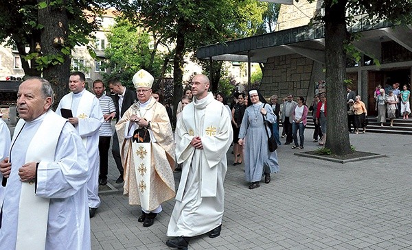 ▲	Relikwie  procesyjnie wniesiono do kaplicy  DA Xaverianum.