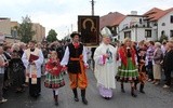 Bp Józef Zawitkowski i rodzina Stawickich w procesji z ikoną jasnogórską