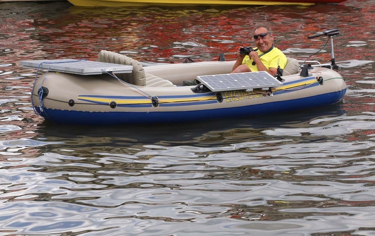 Wodowanie "Baśki" - łodzi solarnej z AGH