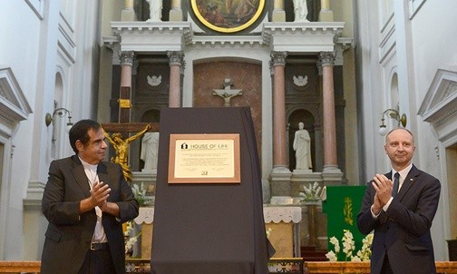 Syn założyciela Fundacji Wallenberga Samuel Tenembaum (z lewej) odsłonił tablicę informującą o tym,  że kościół pw. Wszystkich Świętych otrzymał  tytuł House of Life.