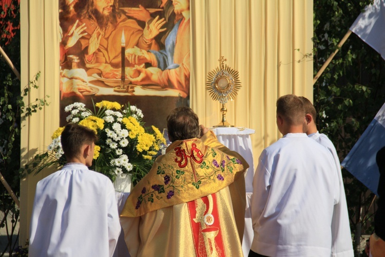 Procesja Bożego Ciała po kwietnym chodniku