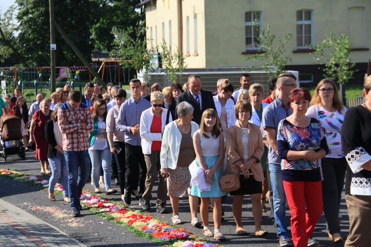 Procesja Bożego Ciała po kwietnym chodniku