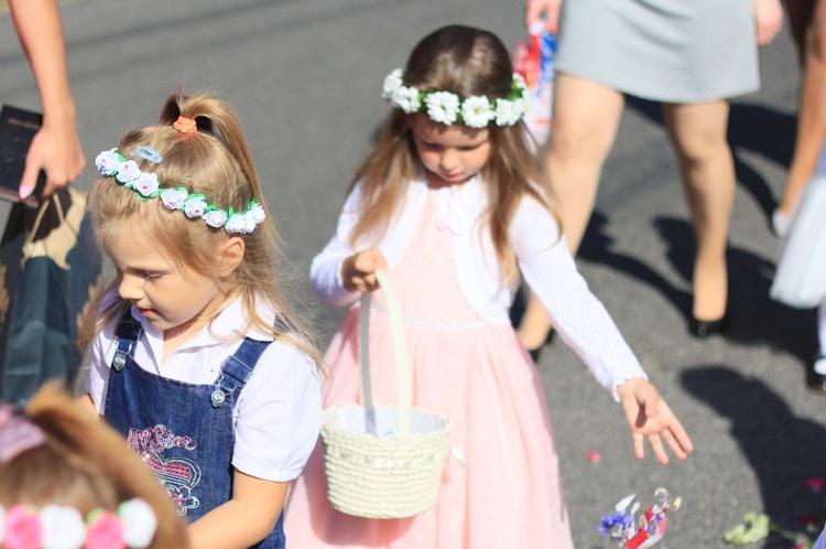 Procesja Bożego Ciała po kwietnym chodniku