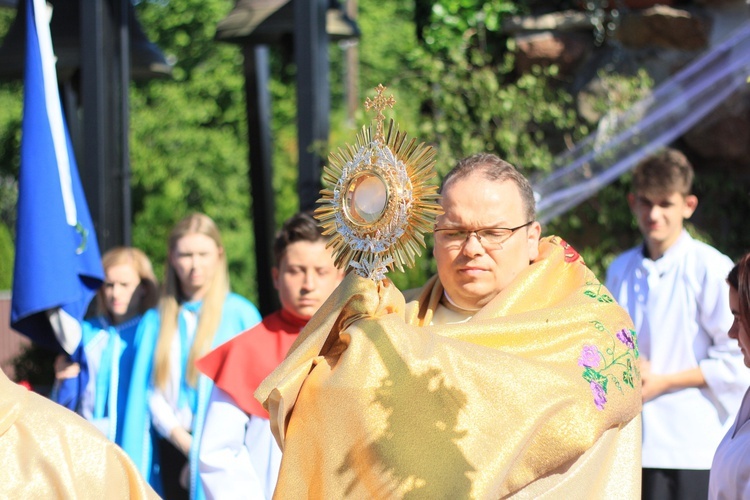 Procesja Bożego Ciała po kwietnym chodniku