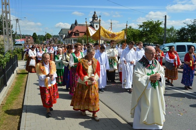 Procesja z widokiem na Tatry w Miętustwie