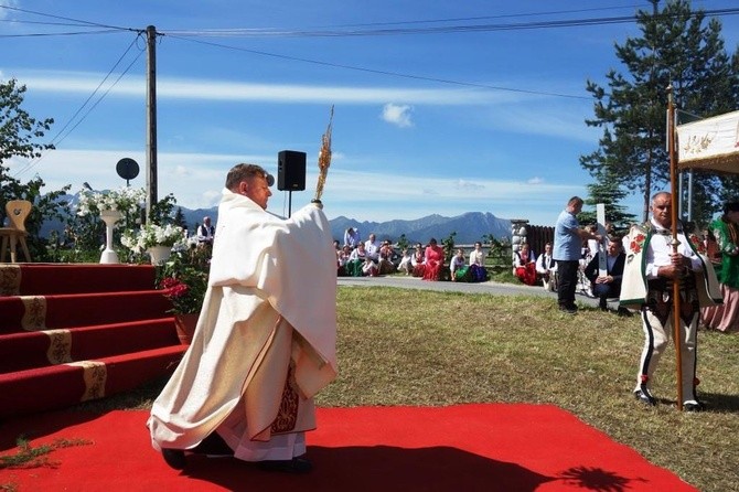 Procesja z widokiem na Tatry w Poroninie 