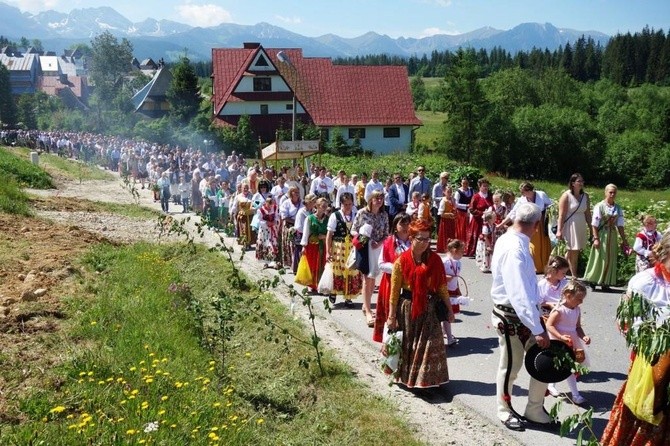 Procesja z widokiem na Tatry w Poroninie 