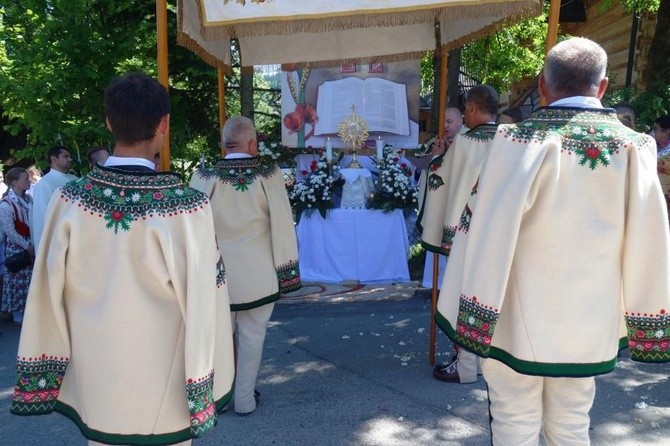 Procesja z widokiem na Tatry w Poroninie 