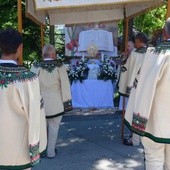 Procesja z widokiem na Tatry w Poroninie 