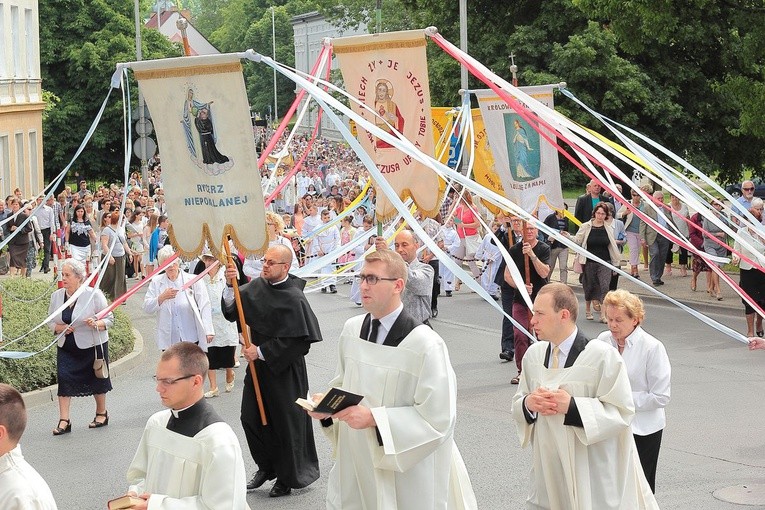 Przejść przez ulice, domy, ludzkie dramaty