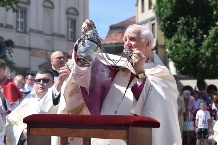 Ulicami Świdnicy z Najświętszym Sakramentem