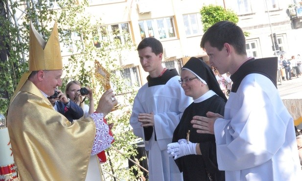 Wręczenie relikwii św. Jana Pawła II parafii Matki Bożej Anielskiej w Zakliczynie 